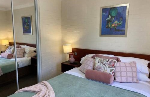 Subiaco Apartment | SUBI CENTRAL CLOSE CBD HOSPITALS WIFI NETFLIX WINE