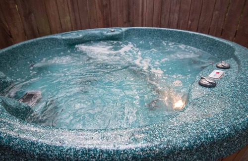 Broken Bow Cabin | Sugar Bear Lodge With Hot Tub and Free Wifi by Redawning