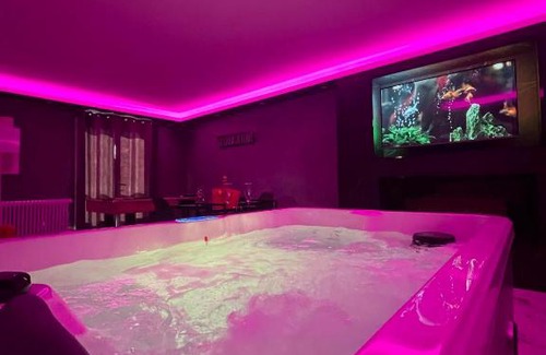 Melun House | Suite cinéma et jacuzzi privé