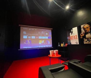 Melun House | Suite cinéma et jacuzzi privé