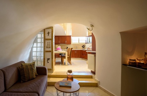 Fira House | Suite Home Santorini