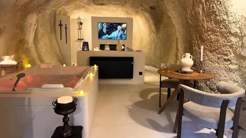 Mazange Apartment | SUITE KHALEESI - Troglodyte - Balnéo 2 places