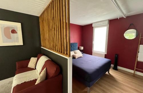 Leguevin Apartment | Suite Rohmer Vidéoprojecteur et cocon intimiste