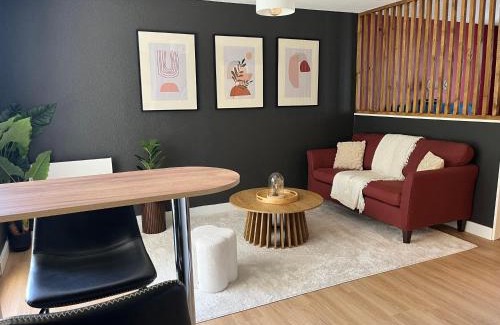 Leguevin Apartment | Suite Rohmer Vidéoprojecteur et cocon intimiste