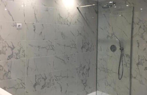 Brue-Auriac Bed & Breakfast | Suite Saint Esteve avec balneo au cœur d'un hameau