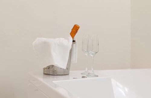 Terracina Apartment | Suite tra Travi Antiche & Idromassaggio - Lusso Moderno nel Cuore di Terracina - 10' dal Mare - Wifi