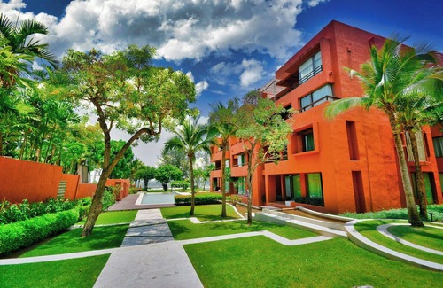 South Loop House | Suites steps from the Mall of America