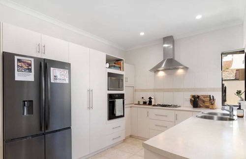 Wannanup House | Summer Breeze at Avalon Beach