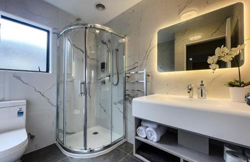 Orewa House | Summer Inn Motel - Newly Renovated, 2 Min Walk to Orewa Beach