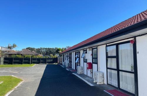 Orewa House | Summer Inn Motel - Newly Renovated, 2 Min Walk to Orewa Beach