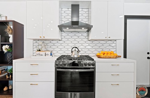 San Carlos House | Summer Style: Pool, 5BR & Private Guest House!