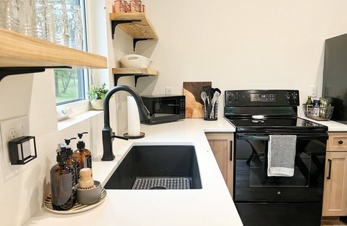 Necedah House | Summer Tiny Home and Bunkhouse getaway at Timber Landing! Hot Tub & Wood Sauna