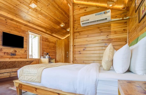 Lansdowne Hotel | Summit Jungle Resort