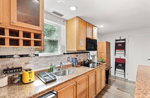 Northeast Ithaca Apartment | Sun Filled & Cheerful Apartment by Cornell Campus - Northeast Ithaca