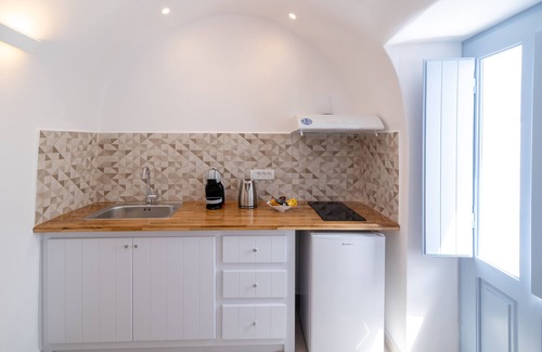Finikia Apartment | Sunborn Oia Suites