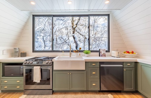 Sundance Cabin | Sundance A-Frame 5 Min Walk to Resort & XL Hot Tub