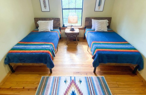 Mountainburg Cabin | Sundance Cabin: 20 acres w/hot tub + mountain view