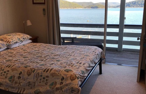 Little Wobby Cabin | "SUNDECK LODGE" Waterfront. Sleeps 11. Awesome. HAWKESBURY/COWAN/PITTWATER