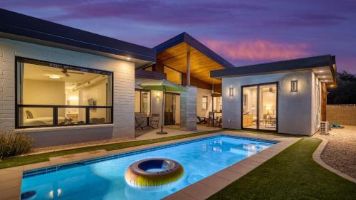 Peaceful Valley House | Sundrenched by AvantStay Pool Mins to Old Town