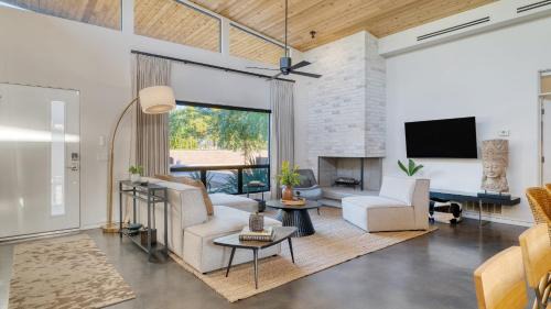 Peaceful Valley House | Sundrenched by AvantStay Pool Mins to Old Town