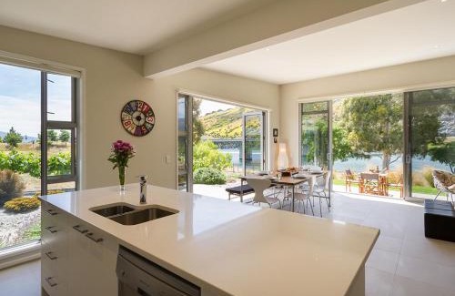 Lowburn House | Sunhaven Lakeside - Cromwell Holiday Home