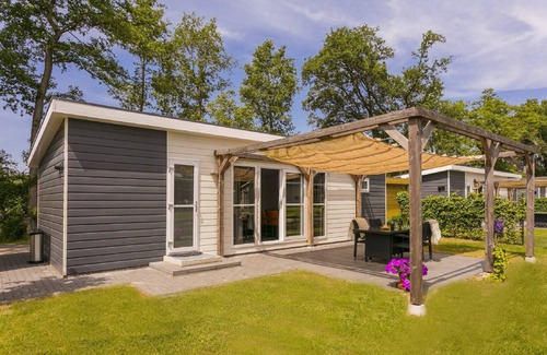 Lochem Ski Chalet | Sunlit Chalet by the Pond