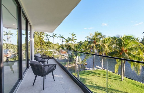 Seybold Villa | Sunlit Stylish Sanctuary - Ultimate Miami Luxury