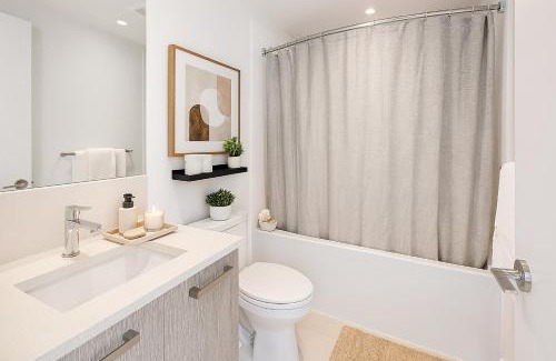 Downtown Eastside Apartment | Sunny 2 Bedroom Unit in Walkable East Vancouver