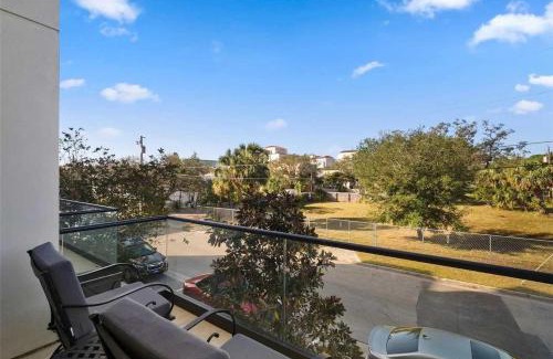Downtown Apartment | Sunny 3BR Sarasota Retreat With Hot Tub & Rooftop