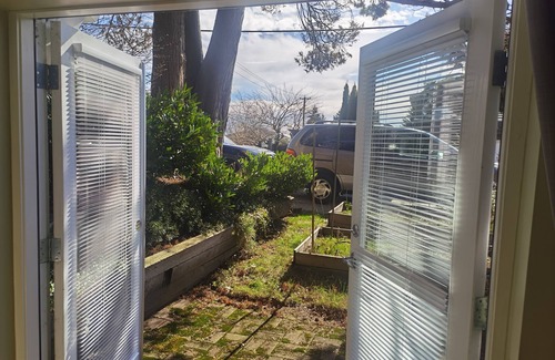 Fraserview House | Sunny and cozy art-house