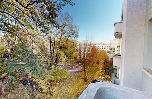 Hottingen Apartment | Sunny and quiet 1BR flat city center (Parkview 5)