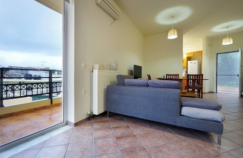 Makrys Tichos Apartment | Sunny Apartment