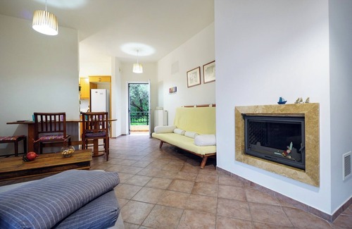 Makrys Tichos Apartment | Sunny Apartment