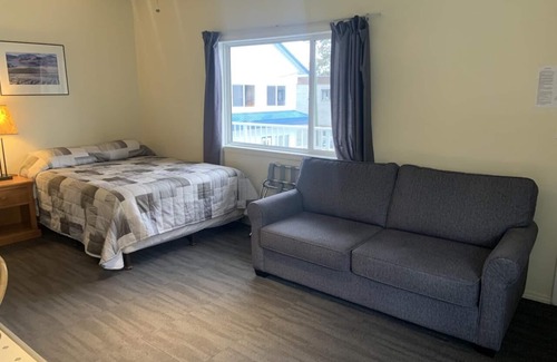 Okanagan-Similkameen Hotel | Sunny Beach Motel