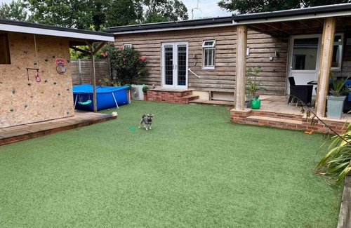 Portsmouth House | Sunny Chalet Bungalow & Annex
