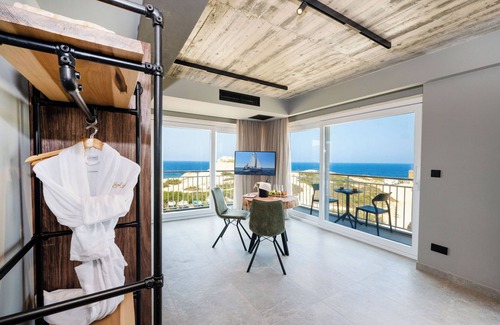 Marsalforn Apartment | Sunny Corner Suite with Sea View and Bath 402