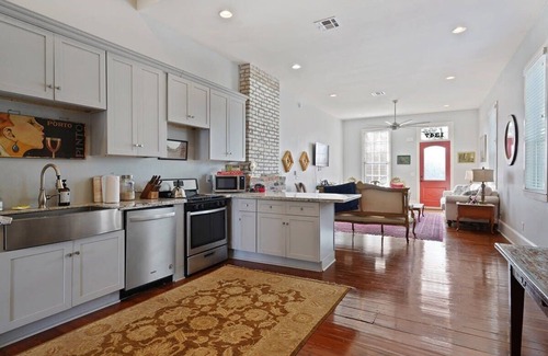 Saint Roch House | Sunny Freshly Renovated Art Pad- Great for Groups