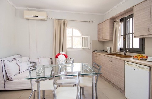 Tsilivi House | Sunny Garden