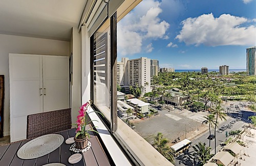 McCully - Moiliili Condo | Sunny Hawaiian Monarch Studio | Ocean View | Pool