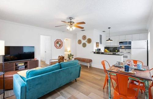 Sailboat Bend Condo | Sunny Side Stay Condo- 2 bed 1 bath Near Riverwalk