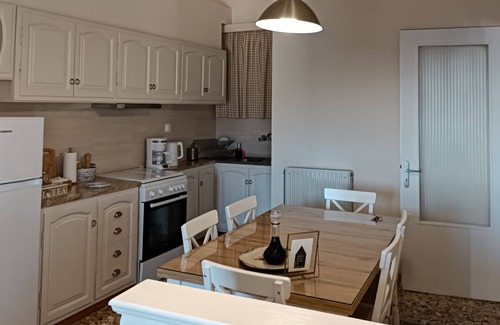 Delfoi Apartment | Sunny & Spacious Apartment in Delphi, 3 Bedrooms, 2 Bathrooms Sleeps 8 w/view