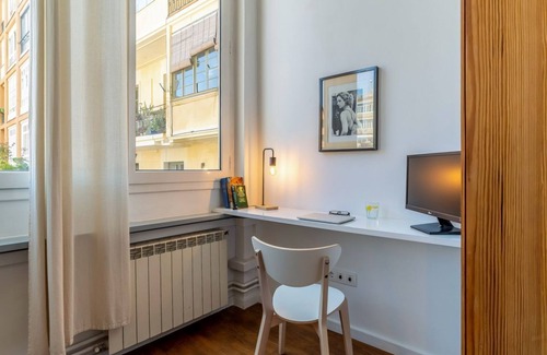 L'Antiga Esquerra de l'Eixample Apartment | Sunny Stylish Terrace next to Paseo de Gracia