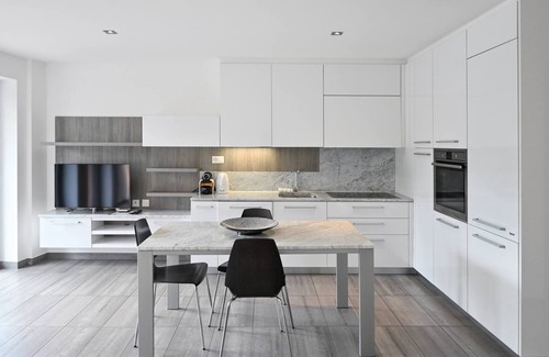 Melide Apartment | Sunny Suite with lake view