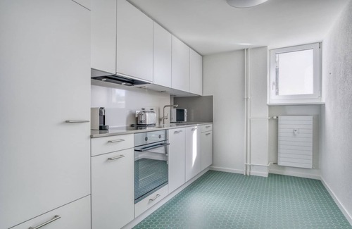 Hottingen Apartment | Sunny Weinegg 2.5 Room w/Storage, 10 mins to Seefeld, by Blueground