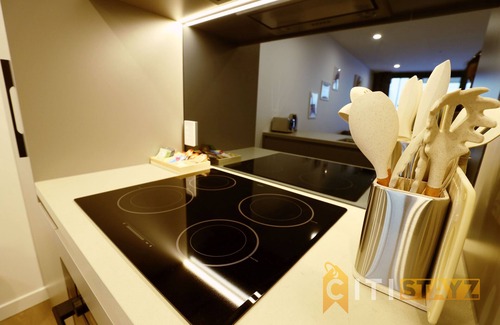 Phillip Apartment | Sunny Yellow, 1Bd Apt - Woden