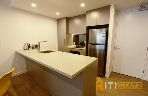 Phillip Apartment | Sunny Yellow, 1Bd Apt - Woden
