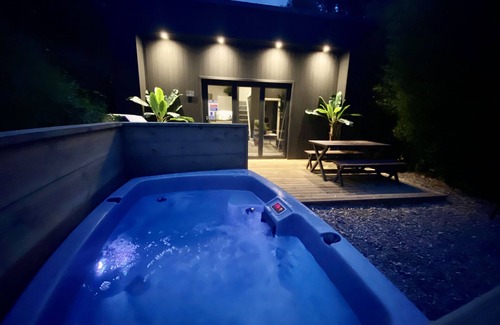 Newton Ferrers Cabin | Sunridge Cube 1 with Hot Tub & Giant Home Cinema