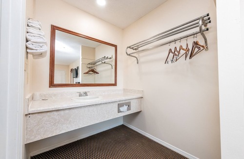 Eastman Hotel | Sunrise Inn