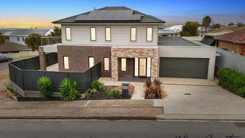 Port Noarlunga House | Sunrise To Sunset Getaway By Wine Coast Holidays