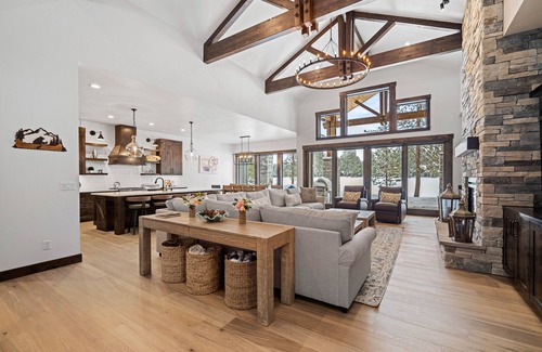 Sunriver House | Sunriver Escape with Hot Tub, Golf Views & Firepit